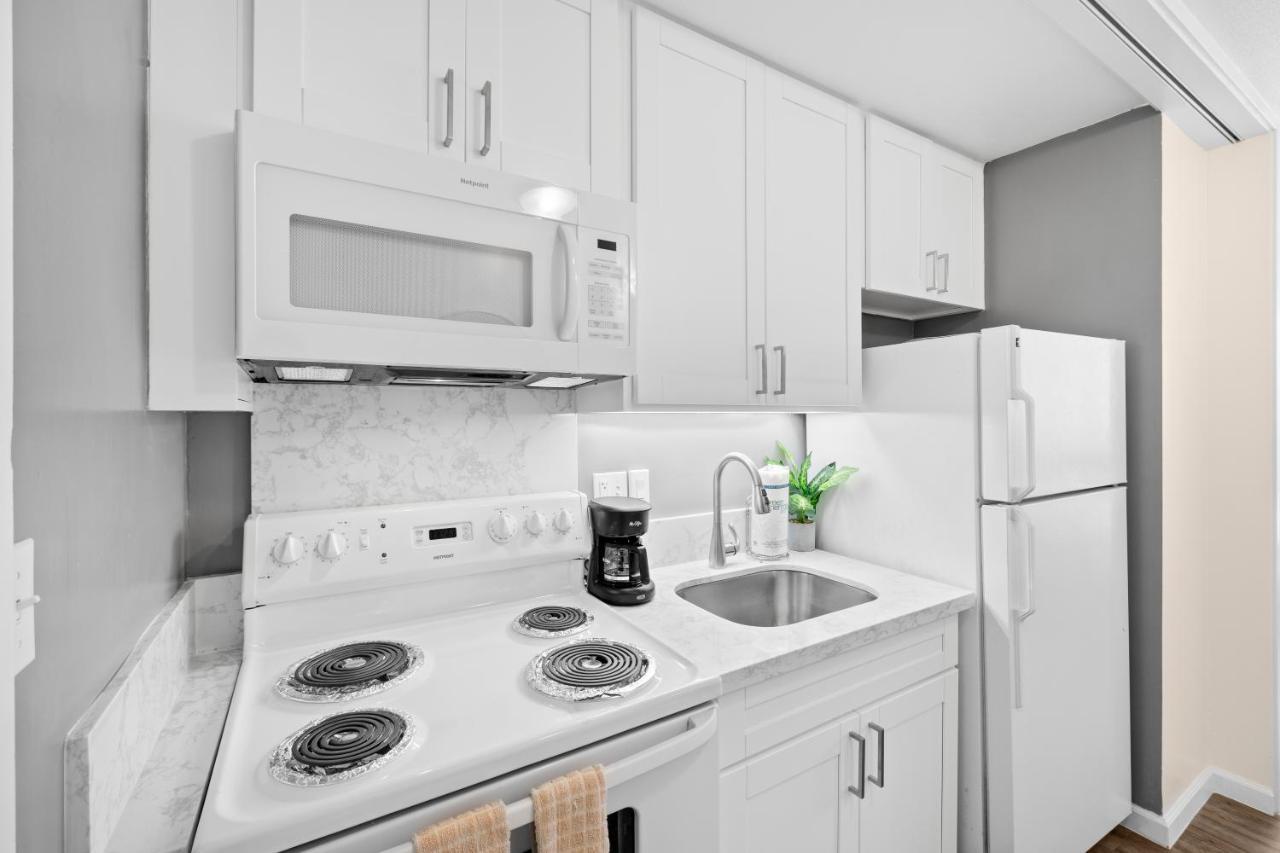 Newly Renovated Ilikai Marina - Near Beach! Appartement